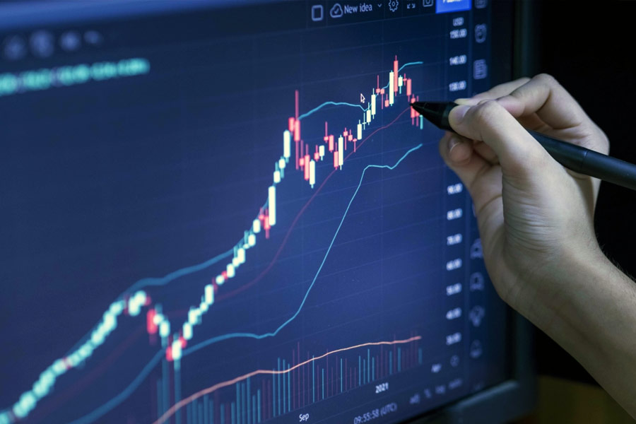 সোমবার পর্যন্ত ন্যাশনাল স্টক এক্সচেঞ্জ (এনএসসি)-এর তথ্য অনুযায়ী, এনসিসি-র শেয়ারদর ৫২ সপ্তাহে সবচেয়ে বেশি (শেয়ার প্রতি ৮৪ টাকা) হয়েছে। পড়তির সময়ও যে শেয়ার ধরে রেখেছিলেন রাকেশ এবং রেখা।