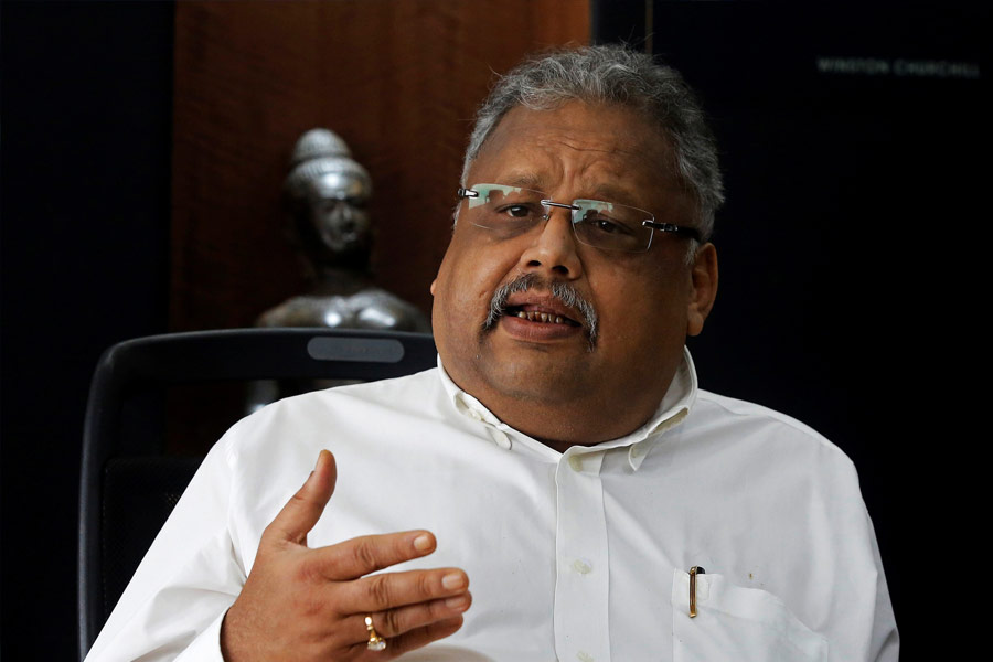 শেয়ার বাজারে ‘ভারতের ওয়ারেন বাফেট’ হিসাবে পরিচিত ছিলেন রাকেশ। আশির দশকের মাঝামাঝি সময় মোটে ৫,০০০ টাকা শেয়ারে বিনিয়োগের করেছিলেন তিনি। যা ফুলেফেঁপে ৪৬ হাজার কোটিতে পৌঁছয়।