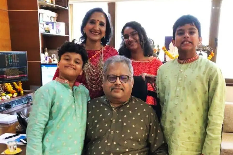 ১৯৮৭ সালের ২২ ফেব্রুয়ারি রাকেশের সঙ্গে ঘর বেঁধেছিলেন রেখা। দম্পতির ৩ সন্তান রয়েছে। ২০০৪ সালের জুনে জন্ম হয় তাঁদের মেয়ে নিষ্ঠার। এর পর আর্যমান এবং আর্যবীর— ২০০৯ সালে যমজ সন্তান আসে তাঁদের ঘরে।