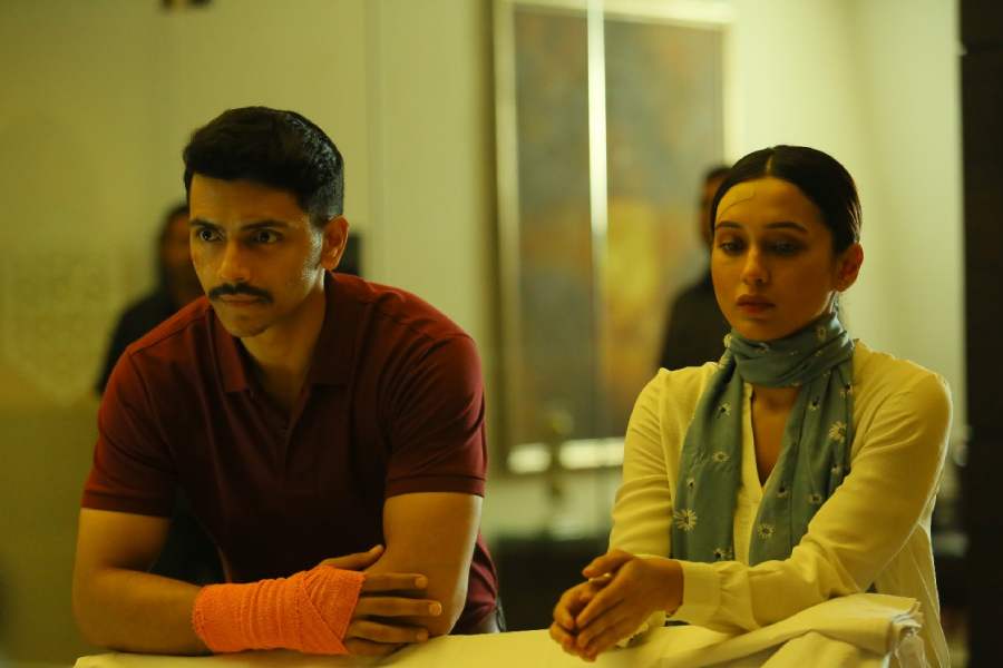 ছবির দৃশ্যে অর্জুনের সঙ্গে মিমি।