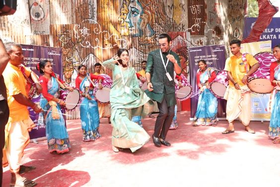 শুধু বিচারপর্ব সারাই নয়, কখনও ঢাকের তালে পা মেলানো, কখনও বা কমিটিদের সঙ্গে থিম নিয়ে আড্ডা, বেশ খোশমেজাজেই চলল ঠাকুর দেখা।