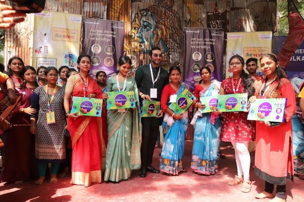 মণ্ডপের কর্মকর্তা ও ভলেন্টিয়ার্সদের হাতে তুলে দেওয়া হল ক্যাডবেরি সেলিব্রেশনের প্যাকেট।