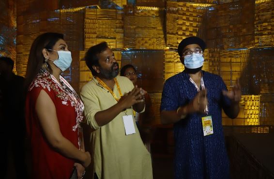 এরই মধ্যে শহরের সেরা ২০টি সর্বজনীন পুজো ঘুরে দেখলেন তারকারা।