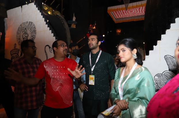 দক্ষিণের সেরা পুজোগুলি ঘুরে দেখলেন অনুষা বিশ্বনাথন ও জিতু কমল