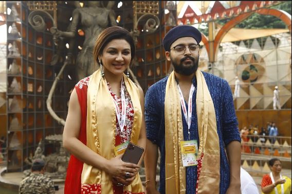 বিচারকরা মোট দু’টি দলে ভাগ হয়ে বিচারপর্ব সারলেন। উত্তরের সেরা পুজোগুলি ঘুরে দেখলেন জয়া আহসান ও সৌরভ দাস