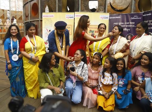 সঙ্গে পুজো কমিটিগুলির সঙ্গে চলল মিষ্টিমুখ। সৌজন্যে ক্যাডবেরি সেলিব্রেশন।