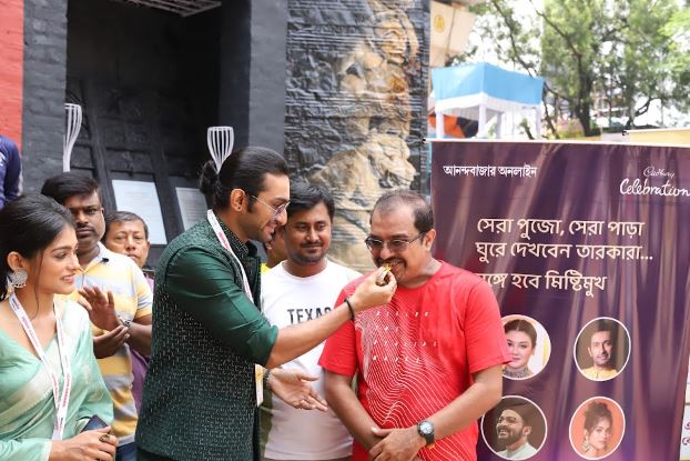 একই সঙ্গে লেন্সবন্দি হল বিভিন্ন ক্যাডবেরি মিষ্টিমুখের বিভিন্ন সেরা মুহূর্ত। 