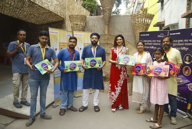 উত্তর থেকে দক্ষিণ দু’দিকে একই ছবি। পুজো কমিটির কর্মকর্তা ও ভলেন্টিয়ার্সদের হাতে ক্যাডবেরি সেলিব্রশনের প্যাকেট।