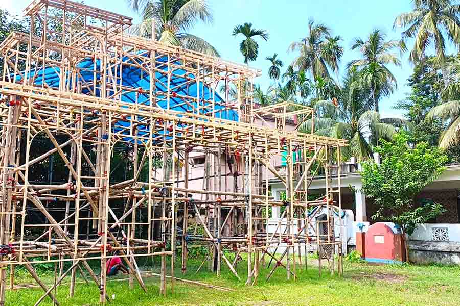 সম্প্রীতি: মসজিদের পাশেই তৈরি হচ্ছে পুজোর মণ্ডপ। ছবি: সুজিত দুয়ারি