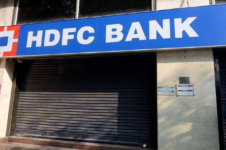 মাসের মধ্যে ২ অক্টোবর, ৯ অক্টোবর, ১৬ অক্টোবর, ২৩ অক্টোবর, ৩০ অক্টোবর রবিবার হওয়ার কারণে স্বাভাবিক ভাবেই ব্যাঙ্ক বন্ধ থাকবে।