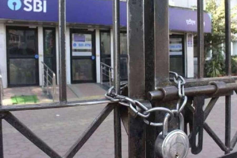 আরবিআইয়ের নীতি অনুযায়ী, মাসের দ্বিতীয় এবং চতুর্থ সপ্তাহের শনিবারগুলিতেও ছুটি থাকে। আর সেই কারণেই ব্যাঙ্ক বন্ধ থাকছে ৮ অক্টোবর এবং ২২ অক্টোবর।