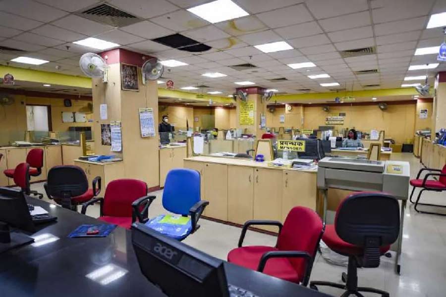 ৩ অক্টোবর: দুর্গাপুজোর অষ্টমী উপলক্ষে কলকাতা, পটনা, রাঁচী, আগরতলা, গুয়াহাটি, ভুবনেশ্বর এবং ইম্ফলে ৩ অক্টোবর সমস্ত ব্যাঙ্ক বন্ধ থাকবে।