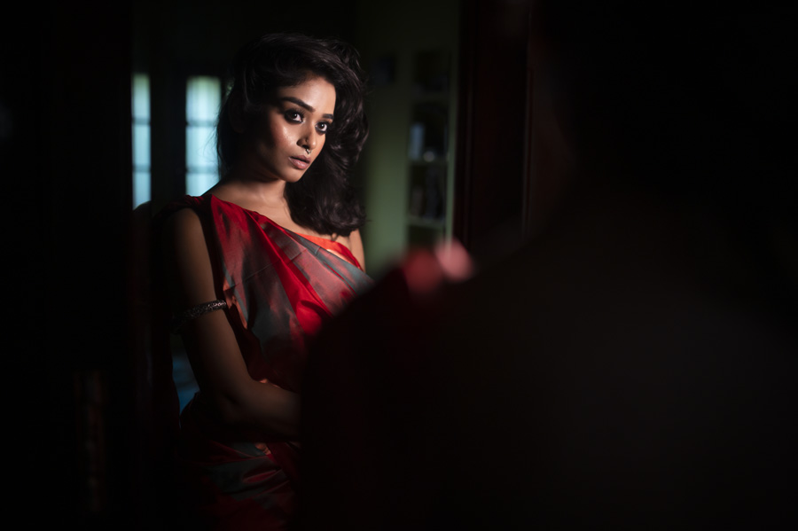 উৎসবের লাল আভায় মজেছেন শ্রীতমা। দৃপ্ত চোখে তাঁর শুধুই প্রত্যয়। 