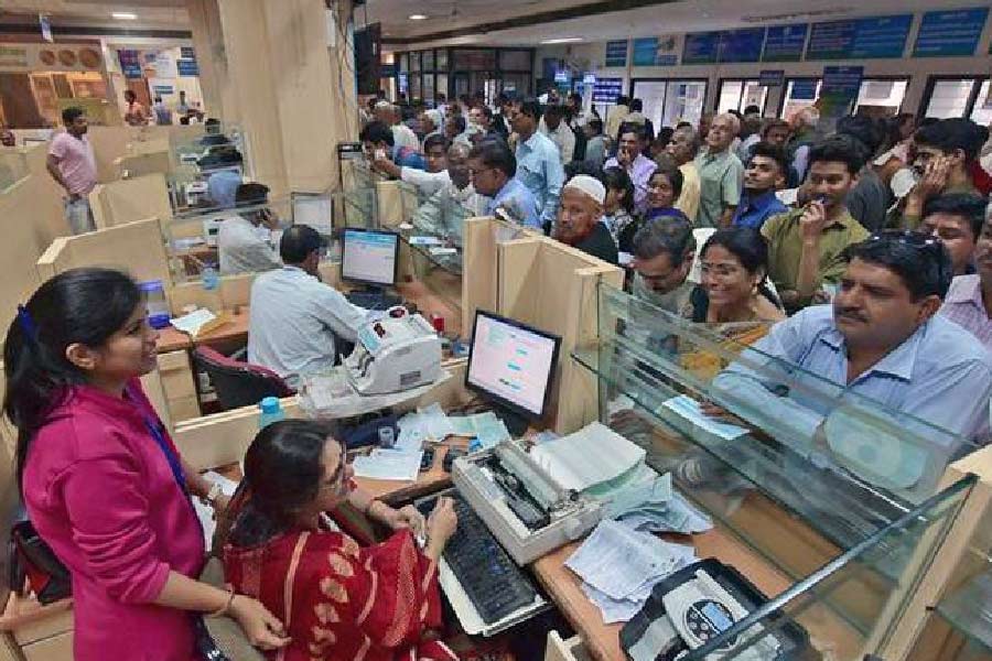 ২৪ অক্টোবর: কালী পুজা, দীপাবলি, নরক চতুর্দশী উপলক্ষে গ্যাংটক, হায়দরাবাদ এবং ইম্ফল ছাড়া সব শহরে ব্যাঙ্ক বন্ধ থাকবে ২৪ অক্টোবর।