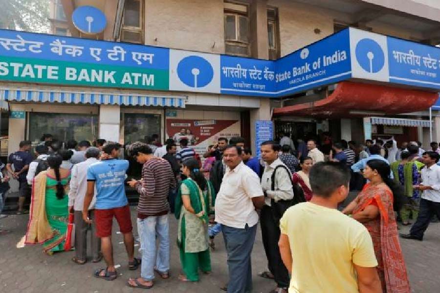 ২৫ অক্টোবর: লক্ষ্মী পুজো, দীপাবলি, গোবর্ধন পূজা উপলক্ষে ২৫ অক্টোবর গ্যাংটক, হায়দরাবাদ, ইম্ফল এবং জয়পুরের ব্যাঙ্কগুলি বন্ধ থাকবে।