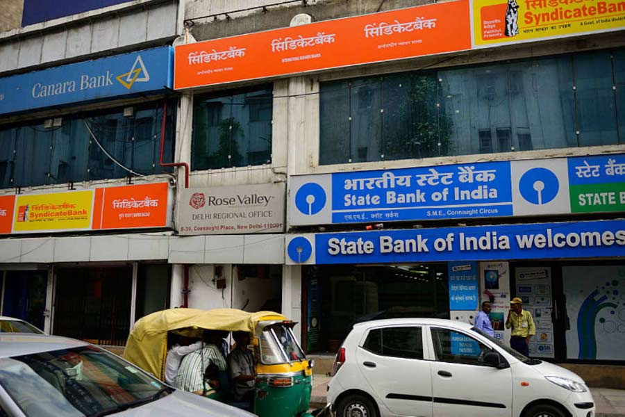 ২৬ অক্টোবর: ভাইফোঁটা, গোবর্ধন পুজো, বালি প্রতিপদ, লক্ষ্মী পুজো হিসাবে আমদাবাদ, বেলাপুর, বেঙ্গালুরু, দেহরাদূন, গ্যাংটক, কানপুর, লখনউ, মুম্বই, নাগপুর এবং সিমলায় ২৬ অক্টোবর ব্যাঙ্কের ছুটি থাকবে। জম্মু ও কাশ্মীরে একই দিনে ব্যাঙ্কগুলি বন্ধ থাকবে অধিগ্রহণ দিবস উপলক্ষে।