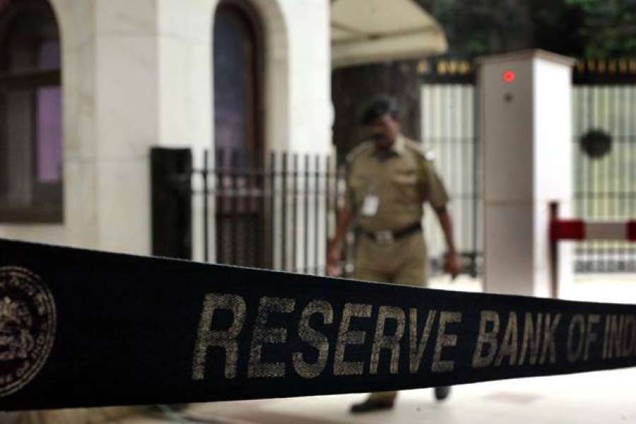 আরবিআইয়ের ছুটির তালিকা অনুযায়ী, শনি-রবির ছুটিগুলি বাদ দিলে ১৫ দিনের জন্য ব্যাঙ্ক বন্ধ থাকছে।