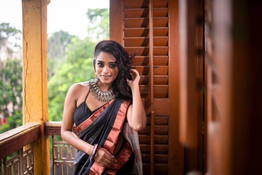 পুজোয় ঠাকুর দেখতে, বন্ধুদের সঙ্গে হইহই করতে খুবই ভালবাসেন শ্রীতমা। শারদীয়া সাজে অভিনেত্রীর ভরসা শাড়িই। 