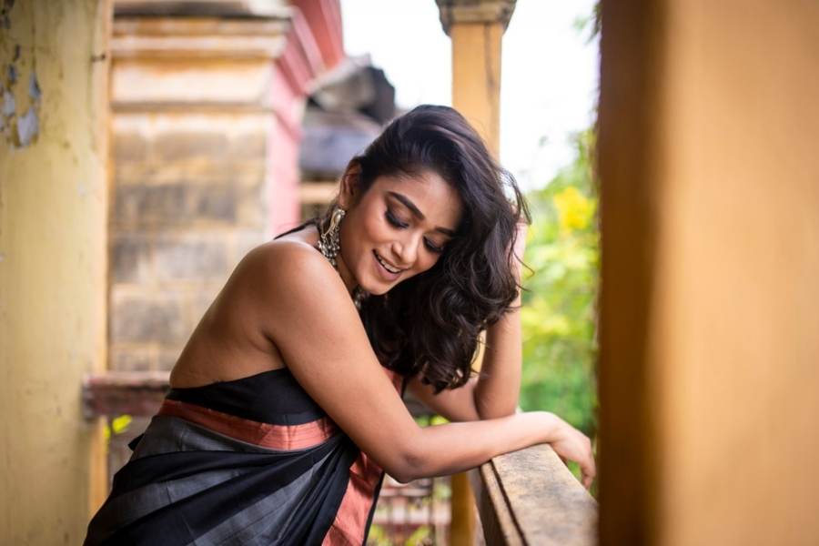 সনাতনী শাড়ি পরার ধরনে আলাদা মাত্রা যোগ করে রুপোর গয়না আর পিঠ খোলা ব্লাউজ। 