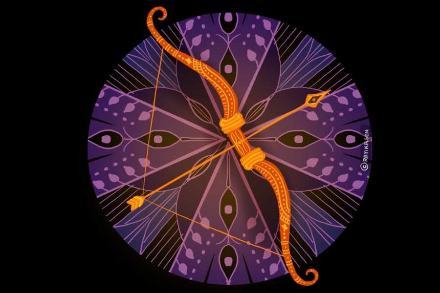 তির-ধনুক:  পুরাণ মতে দেবীর বাম হাতে থাকে তির-ধনুক। পবনদেব দুর্গাকে এই অস্ত্র প্রদান করেন। কাল্পনিক লক্ষ্য ভেদের অস্ত্র রূপে তা সজ্জিত থাকে দেবীর হাতে। 