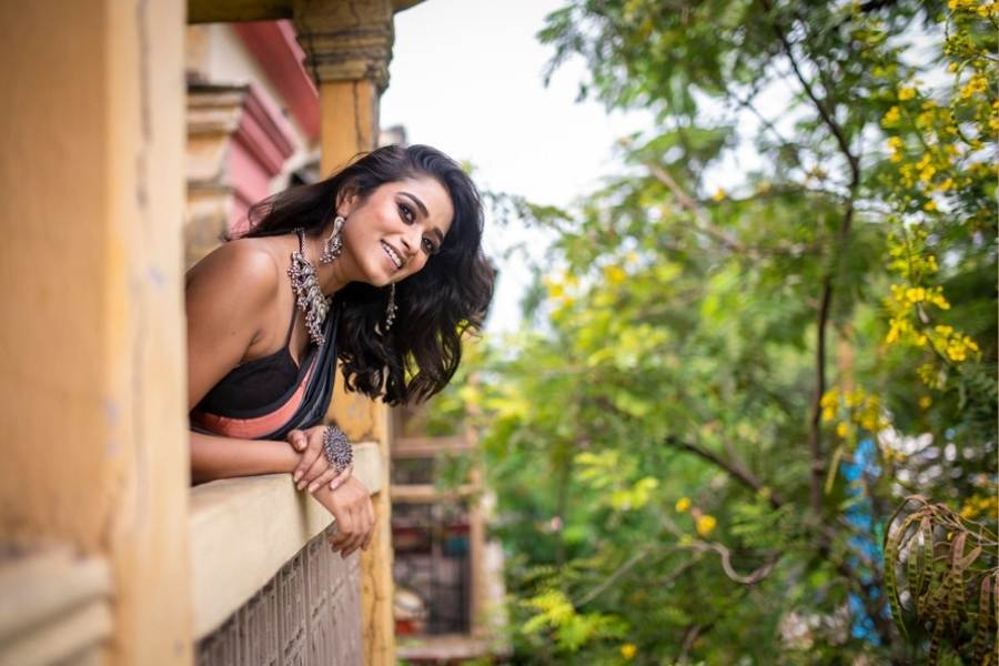 পুজোর দিনে বাড়ির খোলা বারান্দায় জমে ওঠে অপেক্ষা। আর হাসিতে লুকিয়ে থাকে প্রেম। 