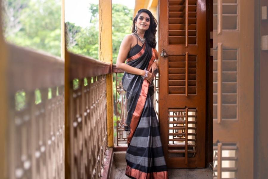 কালো আর ব্রোঞ্জ রঙা গরদ মন ভাল করবে আপনারও। 