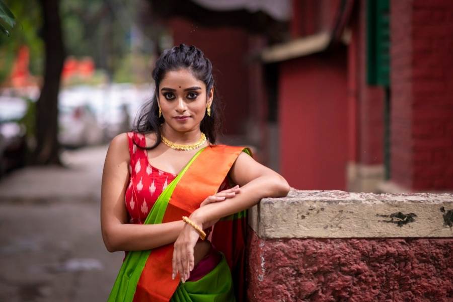 শাড়ি পরার ধরনে বৈচিত্র পছন্দ করেন অভিনেত্রী। সঙ্গে সোনার গয়না। 