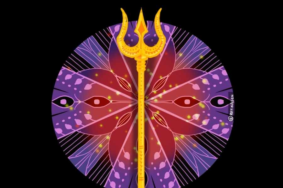 ত্রিশূল: দেবাদিদেব মহাদেব প্রদান করেন ত্রিশূল। তাকেই দেবীর প্রধান অস্ত্র হিসাবে ধরা হয়। ত্রিকাল দণ্ড রূপে এই অস্ত্র সমগ্র বিশ্বে খ্যাত। এর তিনটি গুণ হল সত্ত্ব বা দেব গুণ, রজঃ বা জীব গুণ, তমঃ বা রাক্ষস গুণ। সনাতনী রূপ অনুযায়ী দেবী দুর্গা দু’হাতে ত্রিশূল দিয়ে বধ করেন মহিষাসুরকে। 