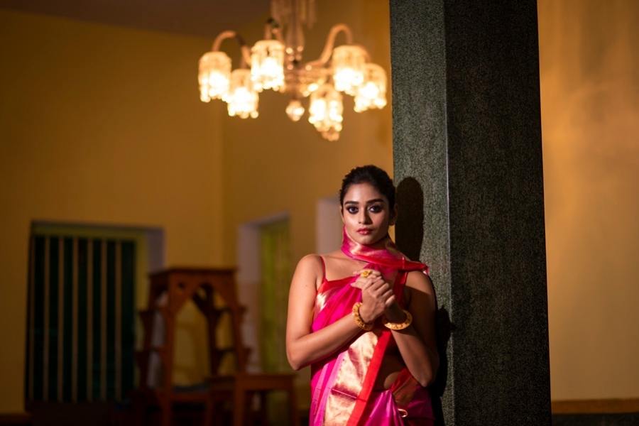 শুধু ছিমছাম গয়নাই যথেষ্ট পরমা'র এই গরদ শাড়ির সঙ্গে। উজ্জ্বল লাল ও রানি রঙের এই শাড়িটি নিজেই যেন উৎসব।