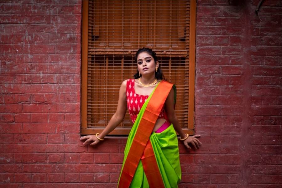 গরদ শাড়ির সঙ্গে সোনার গয়না বেশ মানানসই। তবে শাড়ি পরলেই যে লাজুক হতে হবে, এমনটা মনে করেন না অভিনেত্রী। শাড়ির সাজেও তাই যোগ হতে পারে এই প্রজন্মের নতুন শব্দ সোয়্যাগ্!