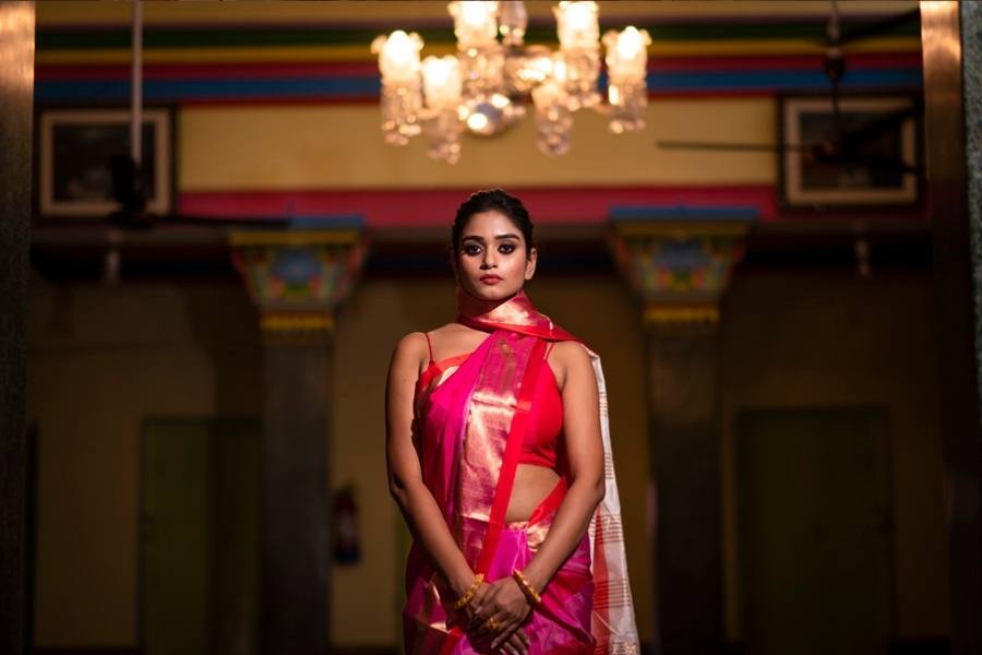 অফিস থেকে ঠাকুর দেখতে যাওয়ার প্ল্যান হলে এমন লাল ও রানিরঙা গরদে নজর কাড়তে পারবেন অনায়াসেই। ঠিক শ্রীতমার মতো!