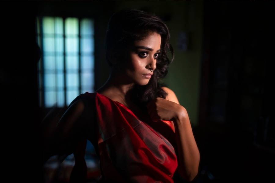 লাল গরদে মিশেছে নরম, কোমল ছোঁয়া। চোখে ঝলমল উৎসবের আনন্দ। 