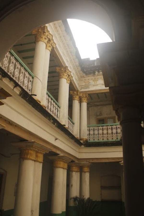 আনুমানিক ১৭০ বছরের পুরনো এই পুজো। বৌবাজারে ঠাকুর দাস পালিত লেনের পুর্ণচন্দ্র সাহার বাড়ি ‘শ্রী শ্রী দুর্গা ভবন’ নামে পরিচিত। এই পুজোর বেশ কিছু বিশেষত্ব রয়েছে।      