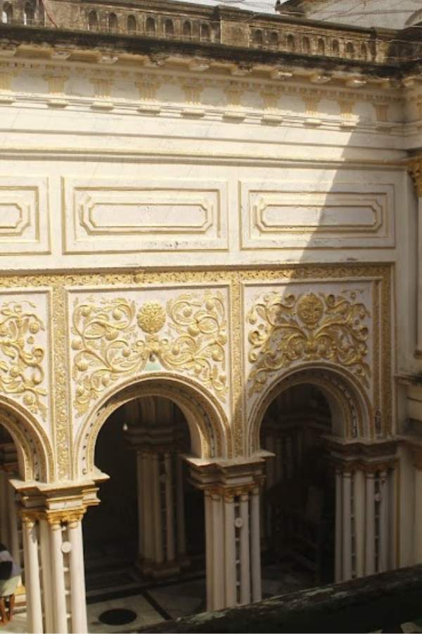 ডাকের সাজে দেখা যায় এখানকার সিংহবাহিনী মহামায়াকে। প্রতিমাকে এই সাজে সাজিয়ে তোলেন রাষ্ট্রপতি পুরস্কারজয়ী শিল্পী আদিত্য মালাকারের পুত্র প্রবীর মালাকার।  