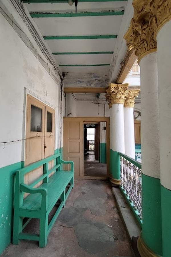 পুজোর ভোগেও রয়েছে চমক। সকাল, সন্ধ্যা, রাত্রি- তিন বেলা লুচি, রাবড়ি, ফলমূল ও অন্যান্য মিষ্টি সহযোগে ভোগ নিবেদন করা হয়।   