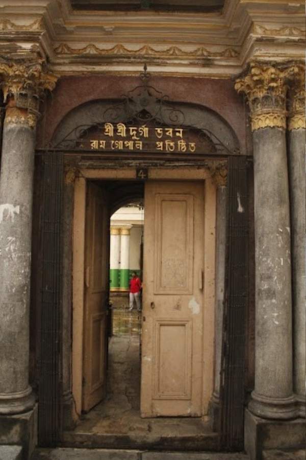 এ ছাড়াও এই দিনে বাড়ির মহিলারা ধুনো পুড়িয়ে ও রক্ত দিয়ে দেবী শক্তির আরাধনা করেন। 