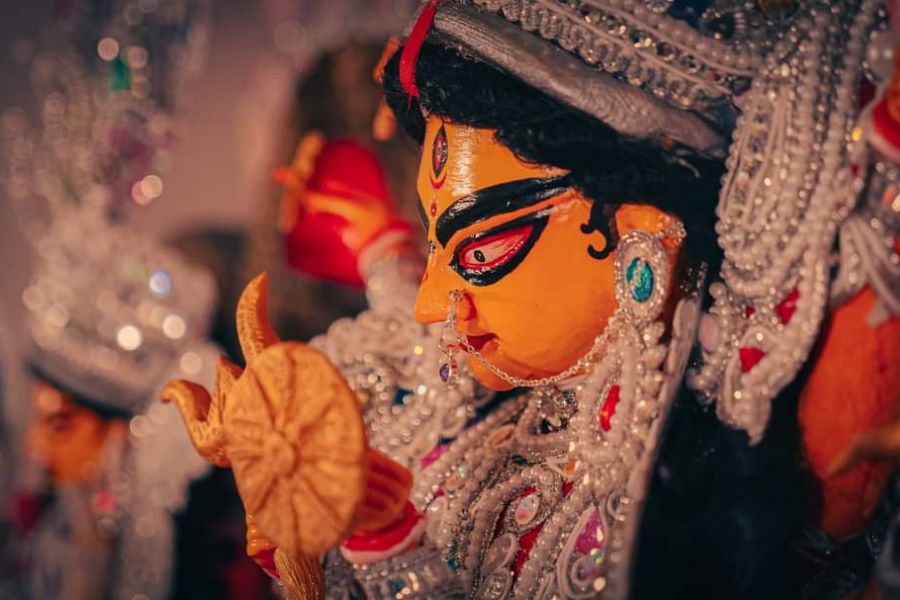 শরতের প্রাক্কালে বাঙালির মন ও হৃদয় জুড়ে শুরু হয় উৎসব। বলা বাহুল্য, মা দুর্গার আগমন ঘিরে নানা প্রস্তুতি চলতে থাকে। তবে পুজোর সময়ে যদি দেশেই না থাকা যায়, তা হলে? 