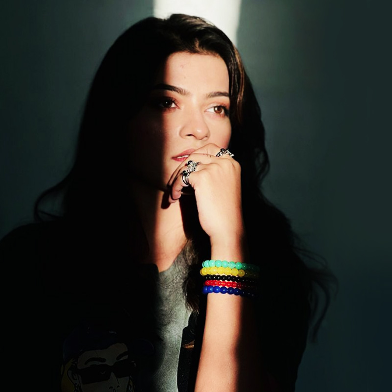 অতীতে বিগ বসের মঞ্চে প্রতিযোগীদের একাধিক কেলেঙ্কারি প্রকাশ্যে আসার নজির রয়েছে। তাঁদের ব্যক্তিগত জীবনের মোড়ক দর্শকদের চোখের সামনে উন্মোচিত হয়ে যায় এই মঞ্চে। রাখঢাক বিশেষ থাকে না।