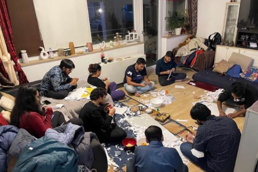 সুদূর জার্মানিতে দুর্গাপুজোর আয়োজন করে সেই ঘাটতি পূরণ করেছে এরলাঙ্গেনের দুর্গাভিল। শহরের কোণে একটি ছোট্ট হল রাতারাতি পুজোর মণ্ডপ হয়ে উঠেছিল গত বছর। এ বছরও তারই প্রস্তুতি চলছে জোর কদমে।       