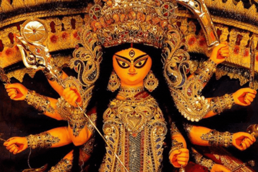 দত্তবাড়ির এই ঐতিহ্যবাহী দুর্গা পুজোয় প্রতিমা একচালার। সিংহবাহিনীকে ডাকের সাজে সাজিয়ে তোলা হয় এখানে।   