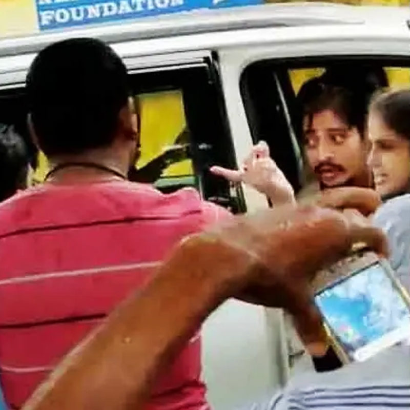 জুলাই মাসে ভাইরাল ভিডিয়োতে দেখা যায়, প্রাক্রুতির সঙ্গে প্রকাশ্য রাস্তায় বচসায় জড়িয়ে পড়েছেন বাবুশানের স্ত্রী ত্রুপ্তি।