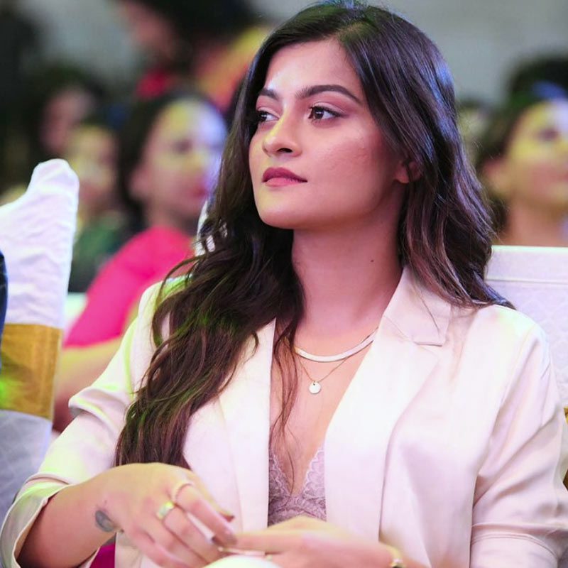 প্রাক্রুতিকে গাড়ি থেকে টেনে নামাতে দেখা গিয়েছিল বাবুশানের স্ত্রীকে। অভিনেত্রীকে তিনি মারধর করেছিলেন বলেও অভিযোগ। কোনও রকমে ত্রুপ্তির হাত থেকে নিজেকে ছাড়িয়ে গাড়ি ছেড়ে পালিয়ে গিয়েছিলেন প্রাক্রুতি। নায়িকার মার খাওয়ার সেই ভিডিয়ো নিয়ে বহু দিন পর্যন্ত চর্চা চলেছিল।