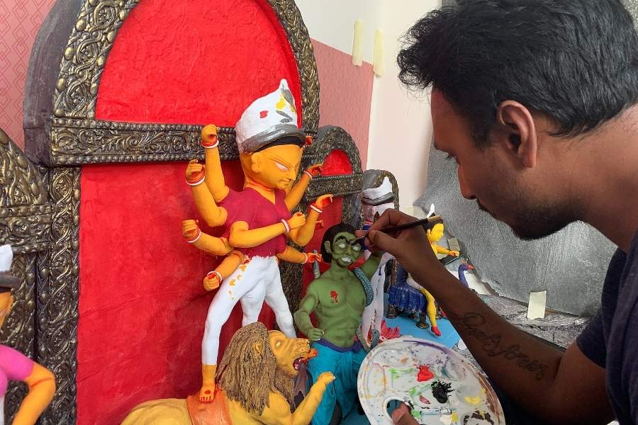 সাবেক ধাঁচের একচালার প্রতিমা। তবে বিশেষত্ব হল, সুদূর ইউরোপে কাঠামো তৈরি করে মায়ের মূর্তি নিজেরাই তৈরি করেন উদ্যোক্তারা। অরিগ্যামি দিয়ে মণ্ডপসজ্জা হচ্ছে এ বছর।      