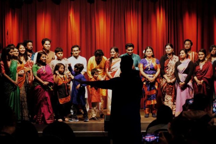 উদ্যোক্তা তিনটি বাঙালি পরিবার এবং ছাত্রছাত্রীরা। যথাসম্ভব কলকাতার পুজোর আমেজ তৈরি করার চেষ্টা করেন সকলে মিলে। মেতে ওঠেন পুজোর আনন্দে। 