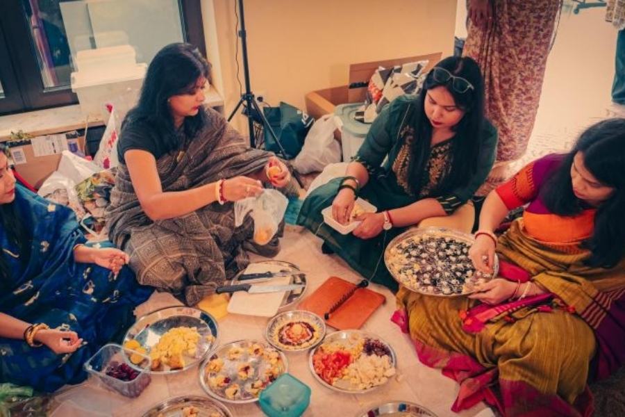 ষষ্ঠী থেকে দশমী, এই পাঁচ দিনই খাওয়া-দাওয়ার আয়োজন করা হয় দর্শনার্থীদের জন্য। মায়ের ভোগ হিসাবে থাকে খিচুড়ি, লাবড়া, পোলাও, আলুর দম, লুচি, ছোলার ডাল, চাটনি, পায়েস, মিষ্টি ইত্যাদি।  