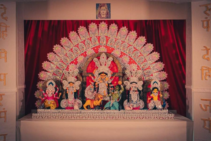 কাঠামো পুজো থেকে চক্ষুদান, মহালয়া, প্রতিমার সাবেক সাজ- দুর্গাভিলের পুজোর আয়োজনে সবেতেই ঐতিহ্যের ছোঁয়া। পুজো হয় বিশুদ্ধ ভাবে।