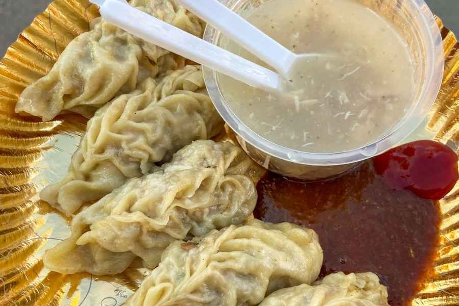 চিকেন মোমো-  গড়িয়া অঞ্চলে শ্রীলেদার্সের ঠিক বিপরীতে যদি ভালো মোমোর দোকানের খোঁজে তাহলে এই দোকানে চলে যেতে পারেন নির্দ্বিধায়।নানারকমের মোমো রসনাতৃপ্তির আদর্শ স্থান! দাম- ১৪০ টাকা দু’জনের জন্য  সময়- বিকেল ৪টে থেকে রাত ১০টা অবধি খোলা