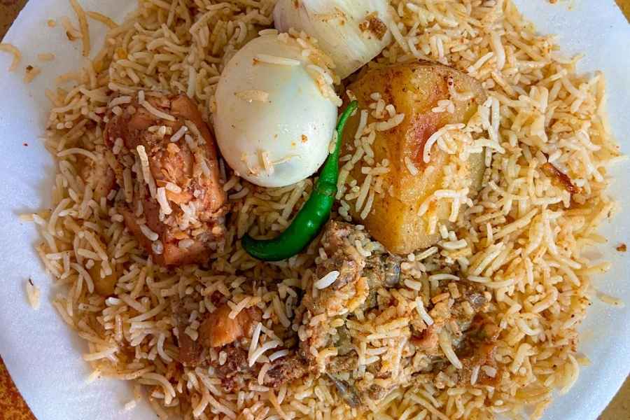 হাজি লাব্বায়িক বিরিয়ানি (বাঘা যতীন)-  বাঙালি অথচ বিরিয়ানি ভাল লাগে না, এমন মানুষ খুঁজে পাওয়া ভার। তাই বাঘা যতীন অঞ্চলে বিরিয়ানির সুলুক সন্ধান খুঁজতে না ঘুরে সোজা চলে যেতে পারেন হাজি লাব্বায়িক বিরিয়ানি-তে।দাম- ২০০ টাকা দু’জনের জন্য  সময়- দুপুর ১২টা থেকে রাত ১১ অবধি খোলা 