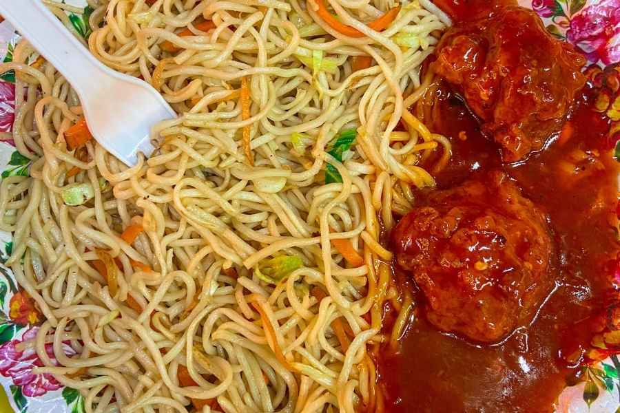 হরিনঘাটা মিট অন হুইলস-  গড়িয়াহাট অঞ্চলে ভাল খাবারের দোকান খুঁজছেন? এম বাজারের ঠিক উল্টো দিকে এই দোকানে একসঙ্গে পেয়ে যাবেন ফিশ ফ্রাই, চাউমিন-চিলি চিকেন কম্বো, পোলাও মাংস ইত্যাদি। দাম- ১০০ টাকা দু’জনের জন্য  সময়- বিকেল ১টা থেকে রাত ৯.৩০টা অবধি খোলা