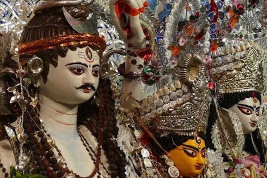 লাহা বাড়ির দুর্গোৎসবে অন্যতম আকর্ষণ প্রতিমা। এখানে মা দুর্গার রুদ্রমূর্তি পূজিত হয় না। এখানে পুজো পান হর-গৌরীর প্রতিমা।